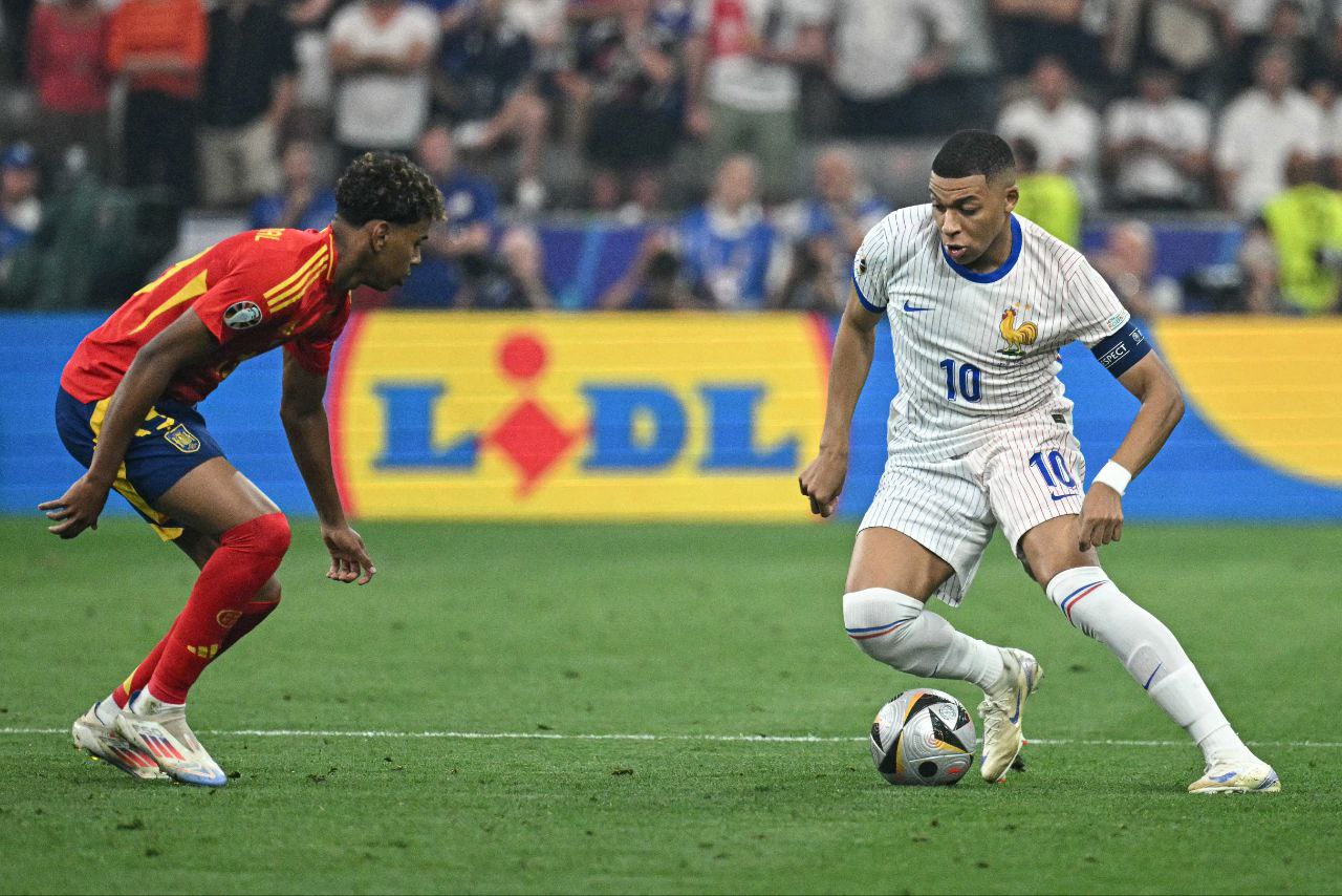 الحقيقة الكاملة.. لامين يامال يكتسح مبابي رقميًا قبل بلوغ الـ18 عامًا