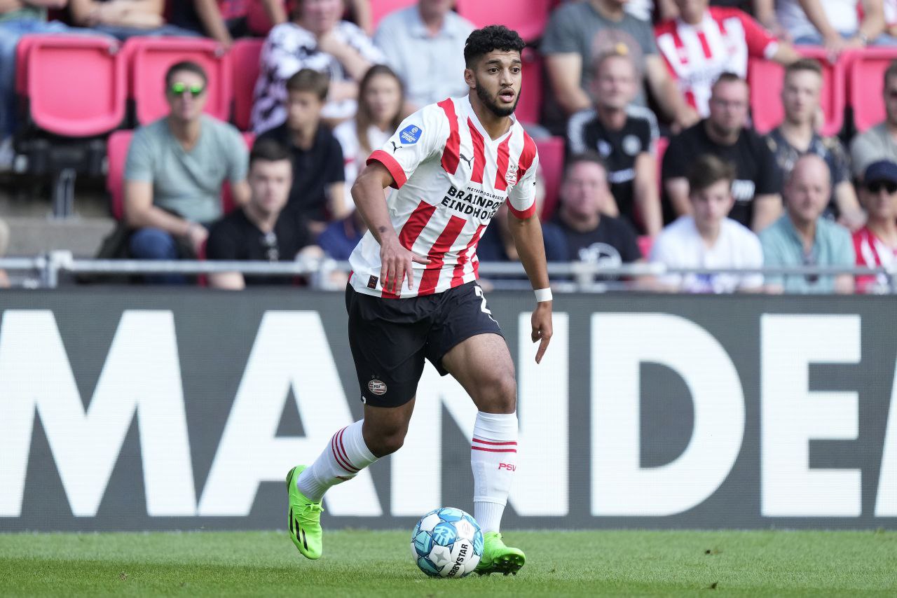 مقعد مؤهل للأبطال.. هل يشارك صيباري في قمة آيندهوفن ضد فاينورد؟