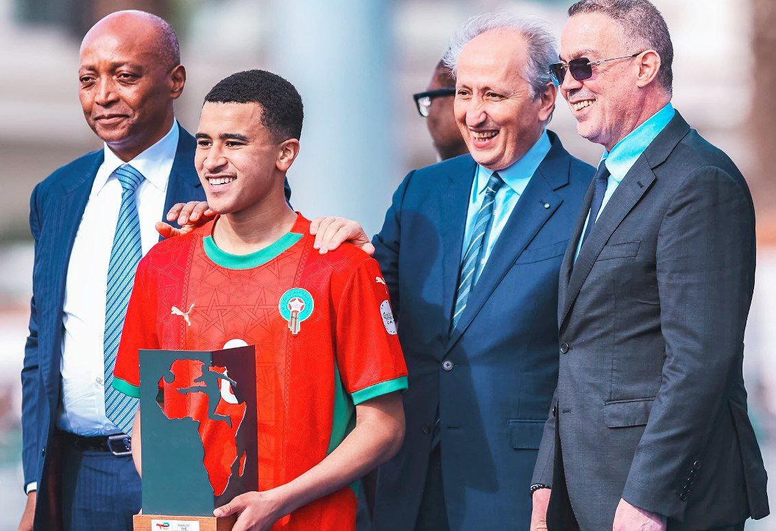 عملاق إسباني ينافس باريس على ضم عبد الله وزان من أياكس