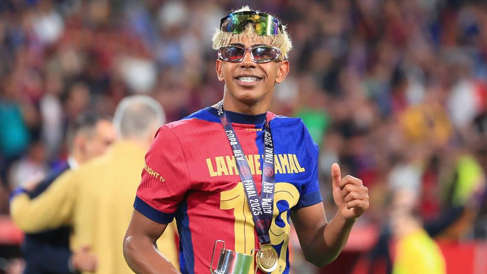 الكشف عن تفاصيل عقد لامين يامال مع برشلونة