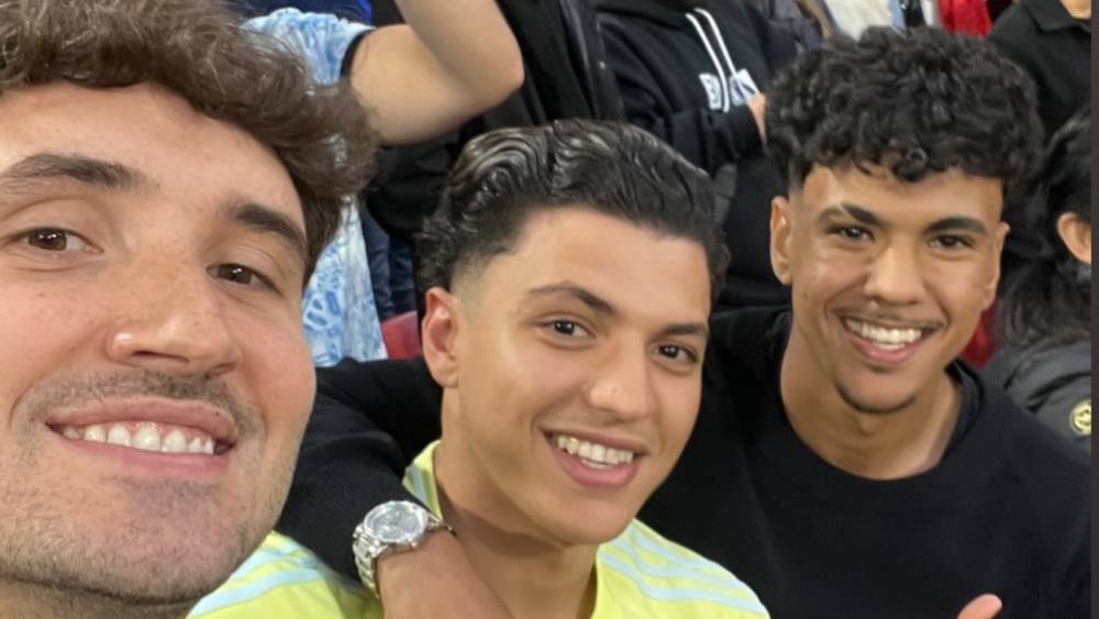 آدم أزنو وصديقاه