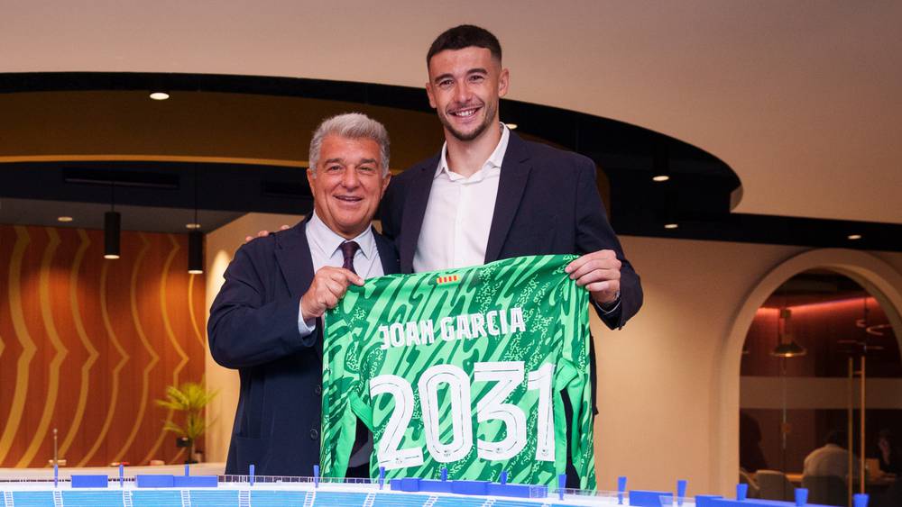 خوان غارسيا رفقة خوان لابورتا رئيس برشلونة
