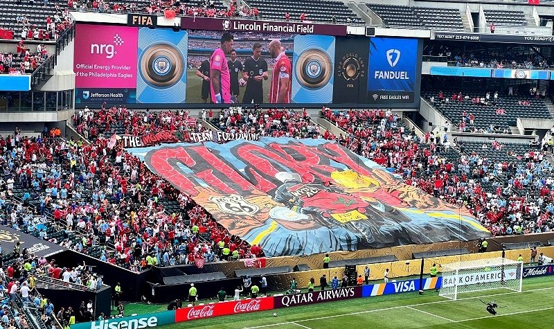 لاعب مغربي يُثير الجدل بسفره إلى أمريكا لتشجيع الوداد