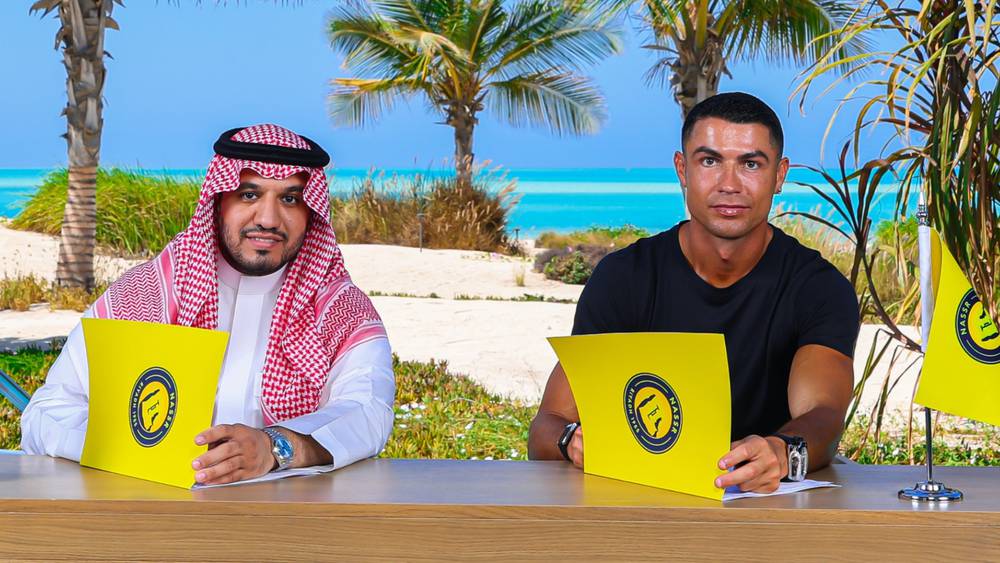 كريستيانو رونالدو يجدد عقده مع نادي النصر
