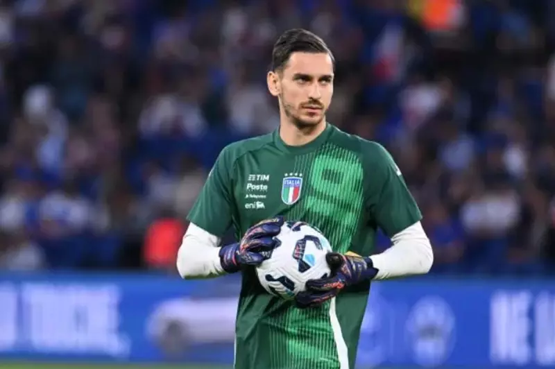 نابولي يعلن تجديد عقد أليكس ميريت