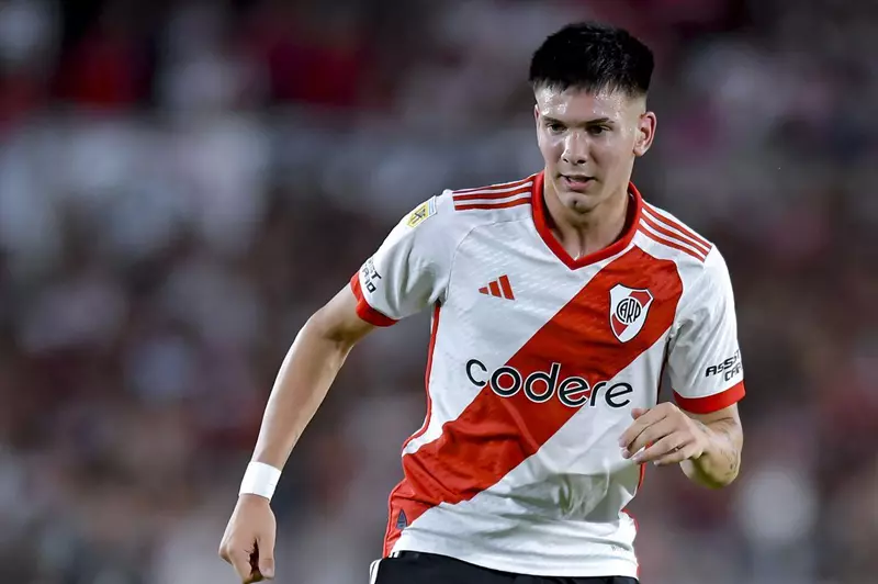 باريس سان جيرمان يضغط لحسم صفقة الموهبة الأرجنتينية ماستانتونو