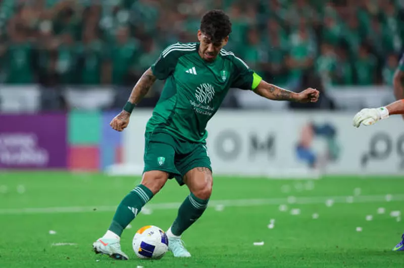 فيرمينو يقترب من الانتقال إلى قطر بعد مغادرة الأهلي السعودي