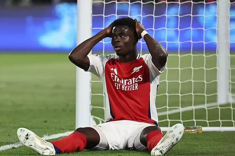 نجم أرسنال السابق: ساكا لن ينام لثلاث ليال بسبب فرصته الضائعة ضد باريس