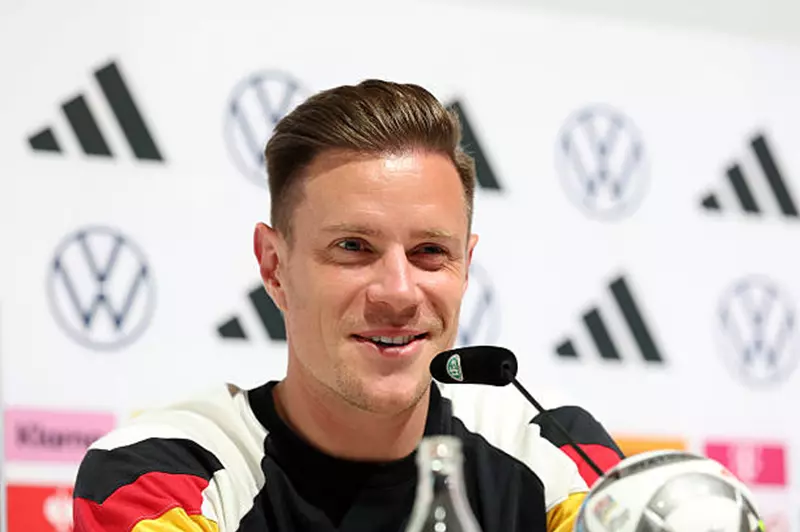 تير شتيجن: لم يتحدث إلي أحد بشأن بيعي أو رحيلي عن برشلونة