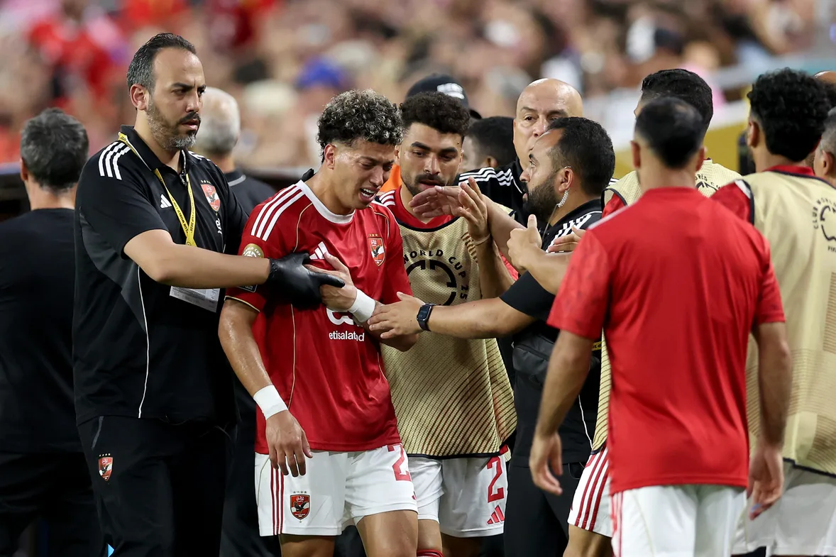 إمام عاشور يغادر معسكر الأهلي ويعود إلى القاهرة قبل مباراة بورتو