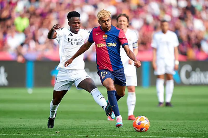 الموعد والمنافس والملعب.. ماذا ينتظر ريال مدريد وبرشلونة في افتتاحية الدوري الإسباني؟