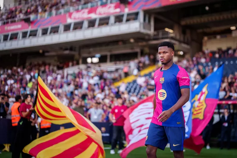 بعد تمديد عقده.. برشلونة يعلن إعارة أنسو فاتي إلى موناكو