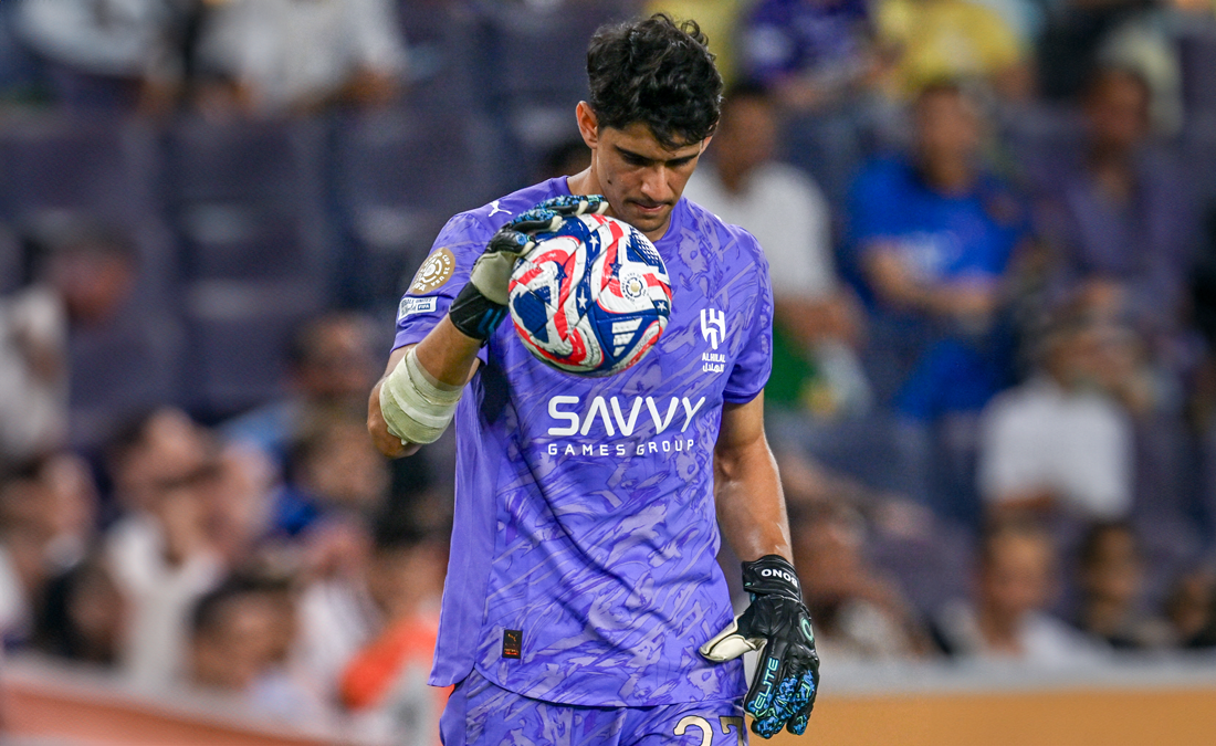 منقذ الهلال.. كيف جسّد ياسين بونو مقولة “الحارس نصف الفريق” ضد السيتي؟